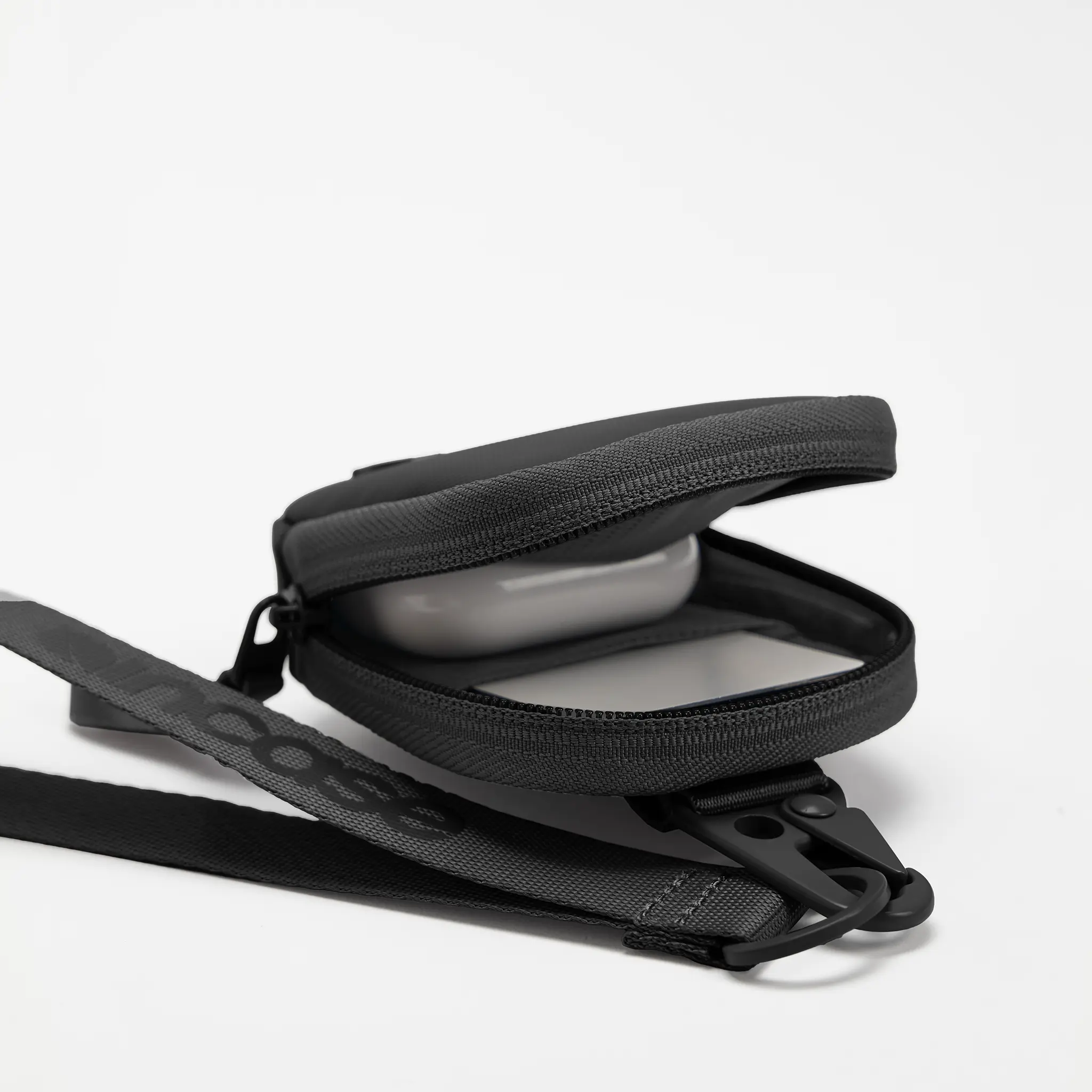 Incase A.R.C. Compact Pouch - Image 12