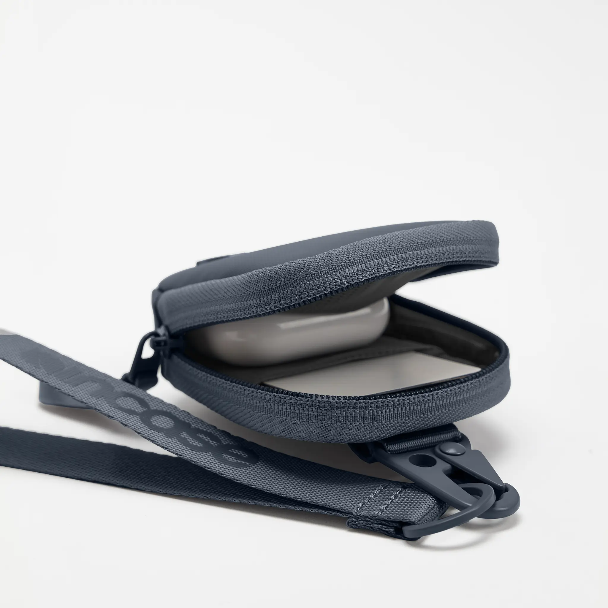 Incase A.R.C. Compact Pouch - Image 19