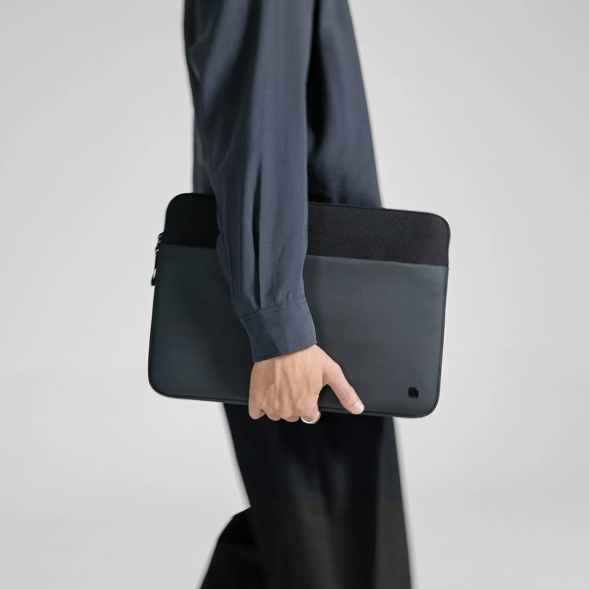 Incase A.R.C. Sleeve for 14-inch Laptop - Image 13