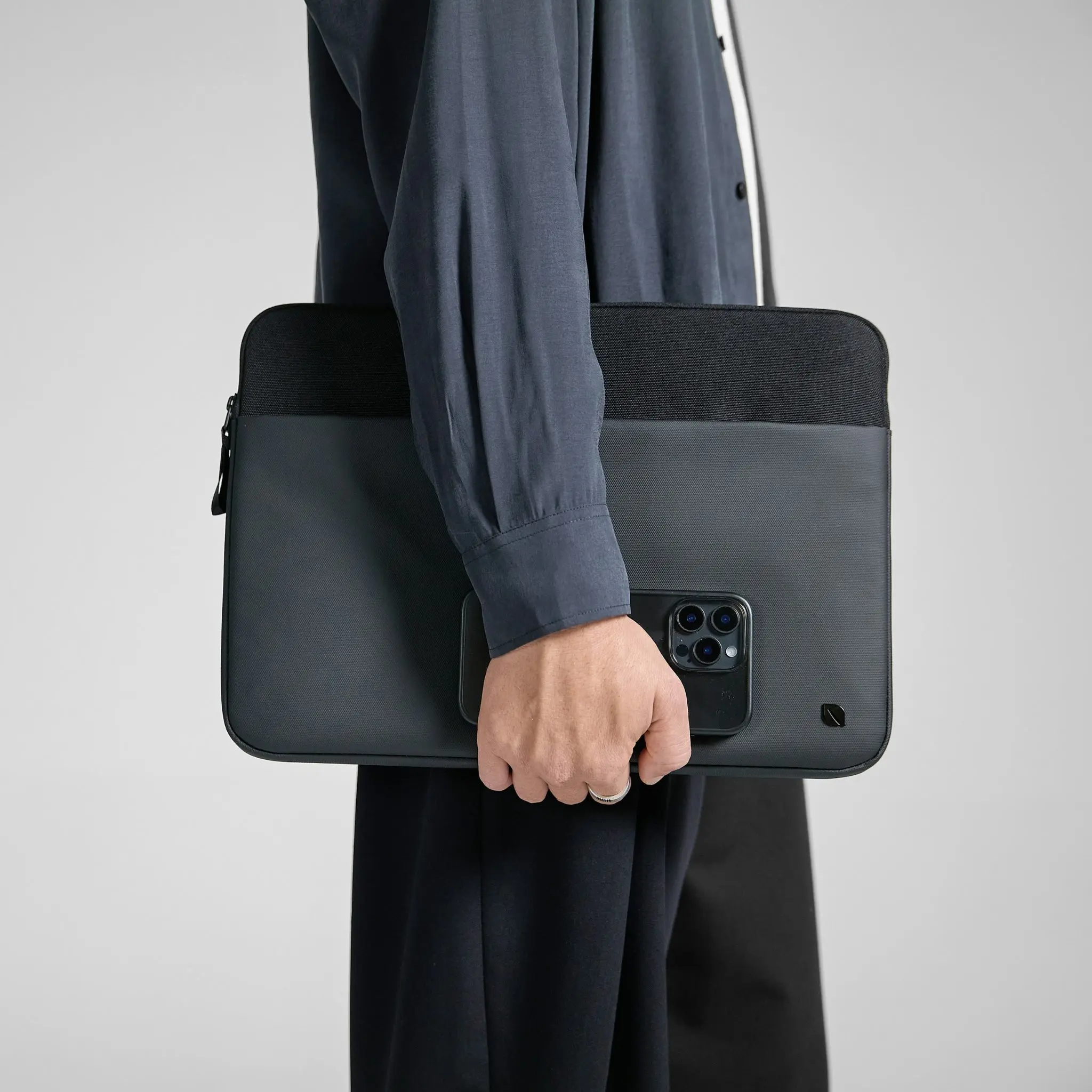 Incase A.R.C. Sleeve for 14-inch Laptop - Image 21