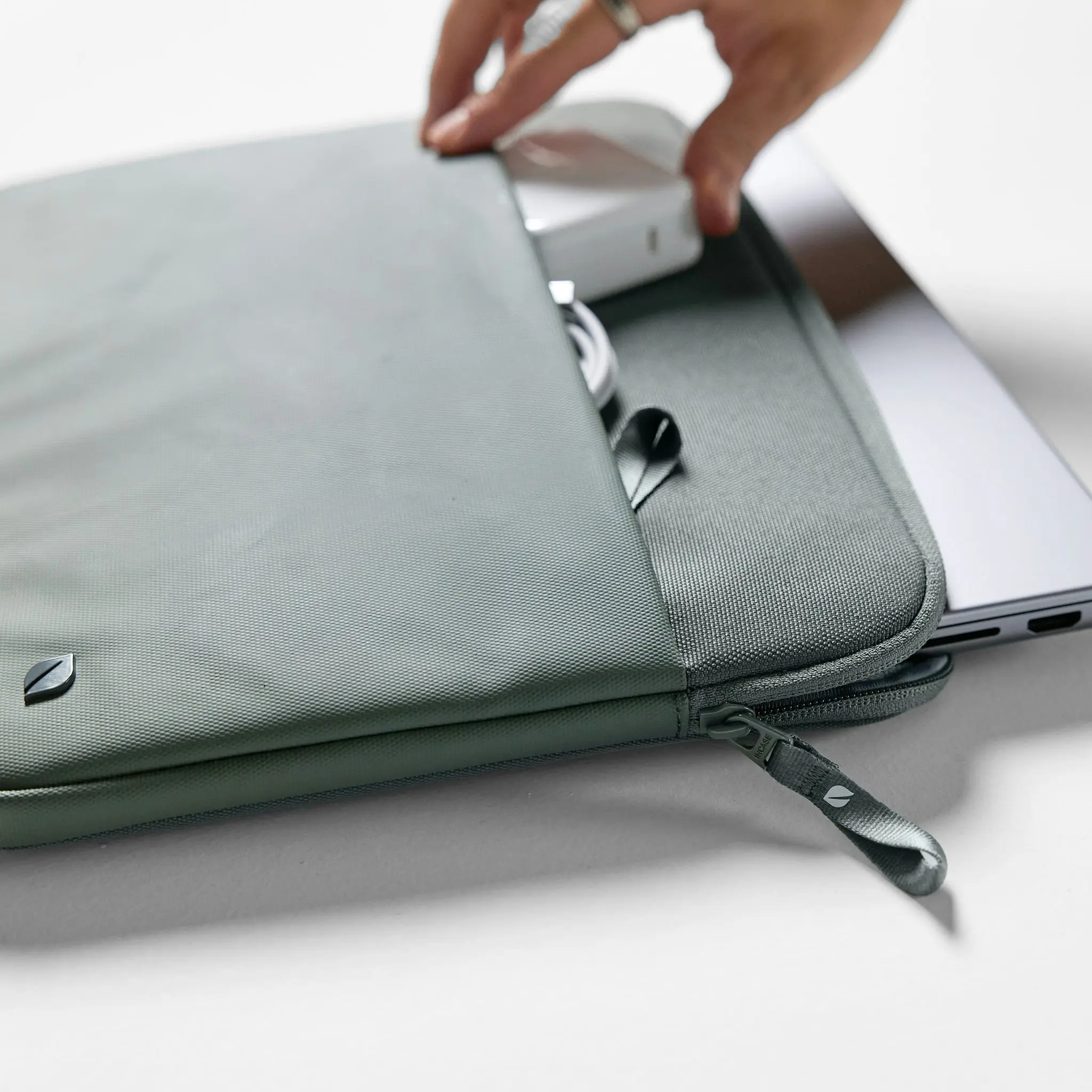 Incase A.R.C. Sleeve for 14-inch Laptop - Image 31