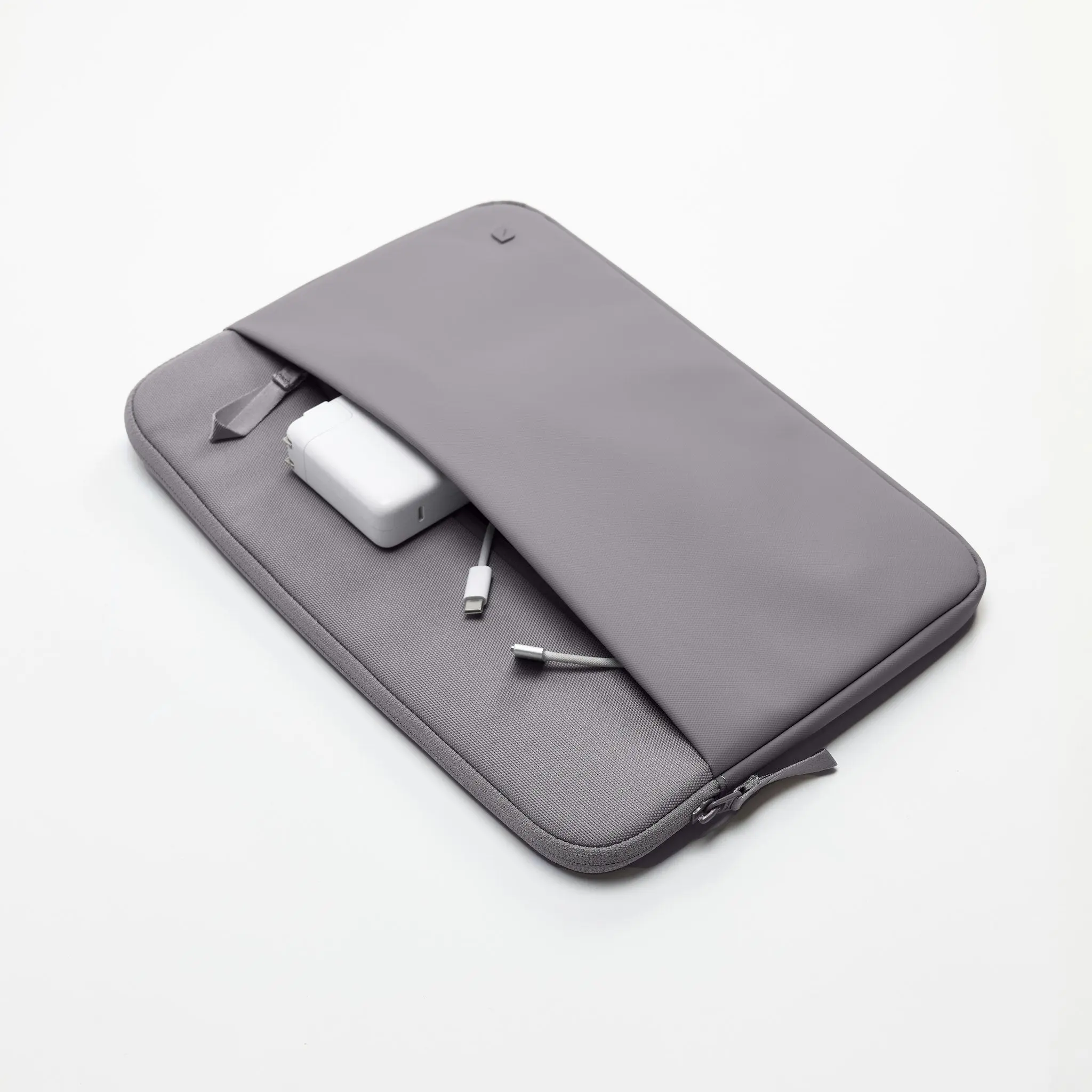 Incase A.R.C. Sleeve for 14-inch Laptop - Image 36