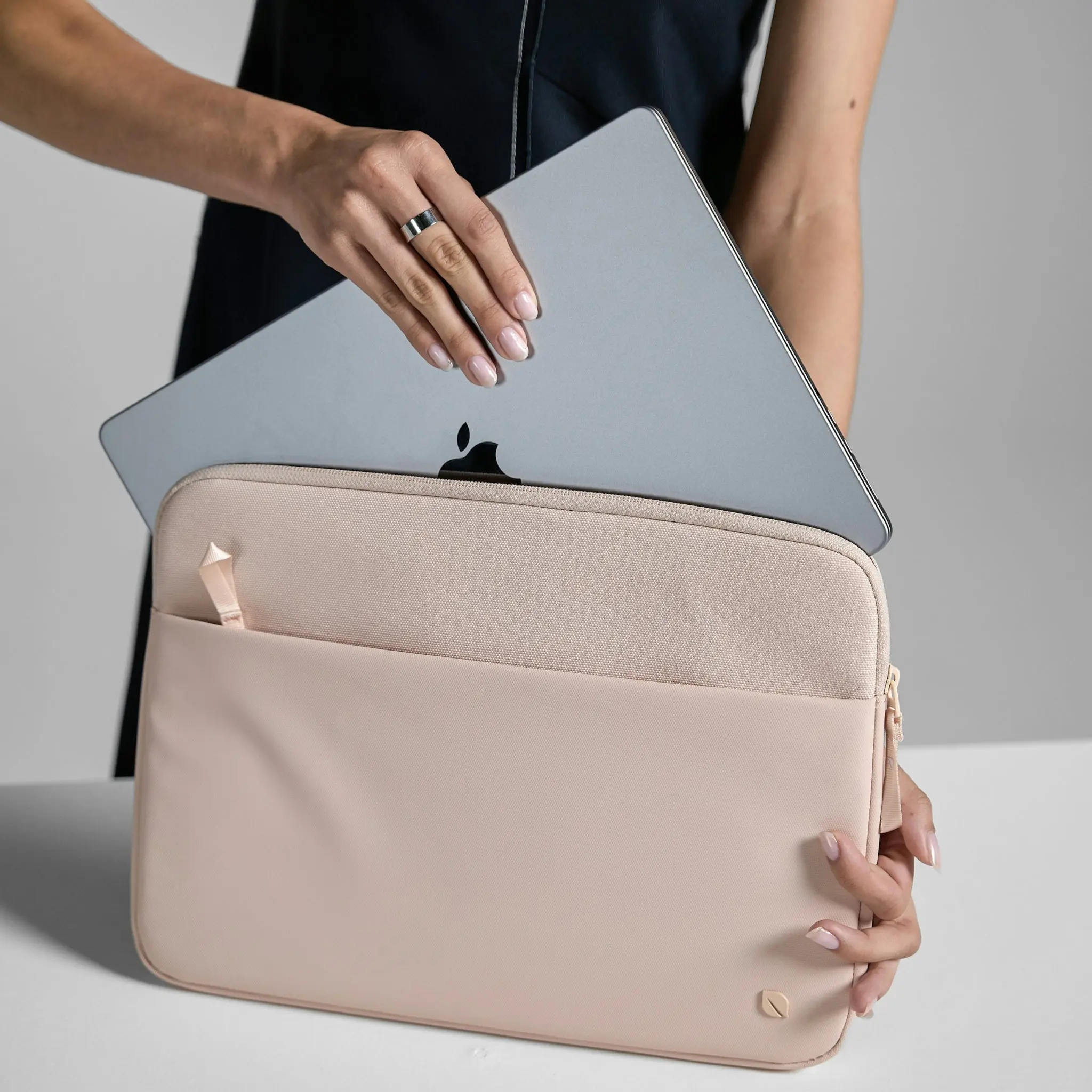 Incase A.R.C. Sleeve for 14-inch Laptop - Image 6