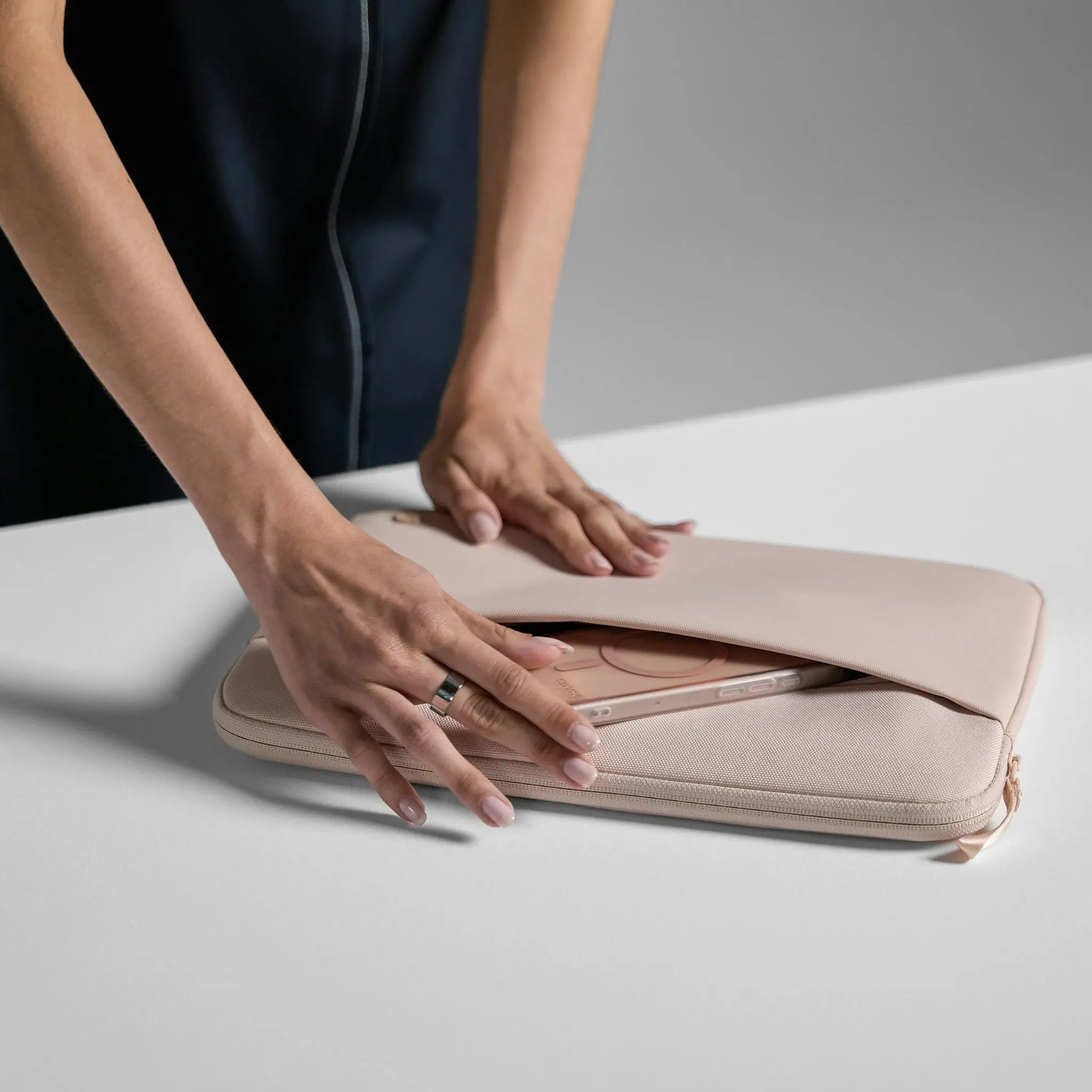Incase A.R.C. Sleeve for 14-inch Laptop - Image 8