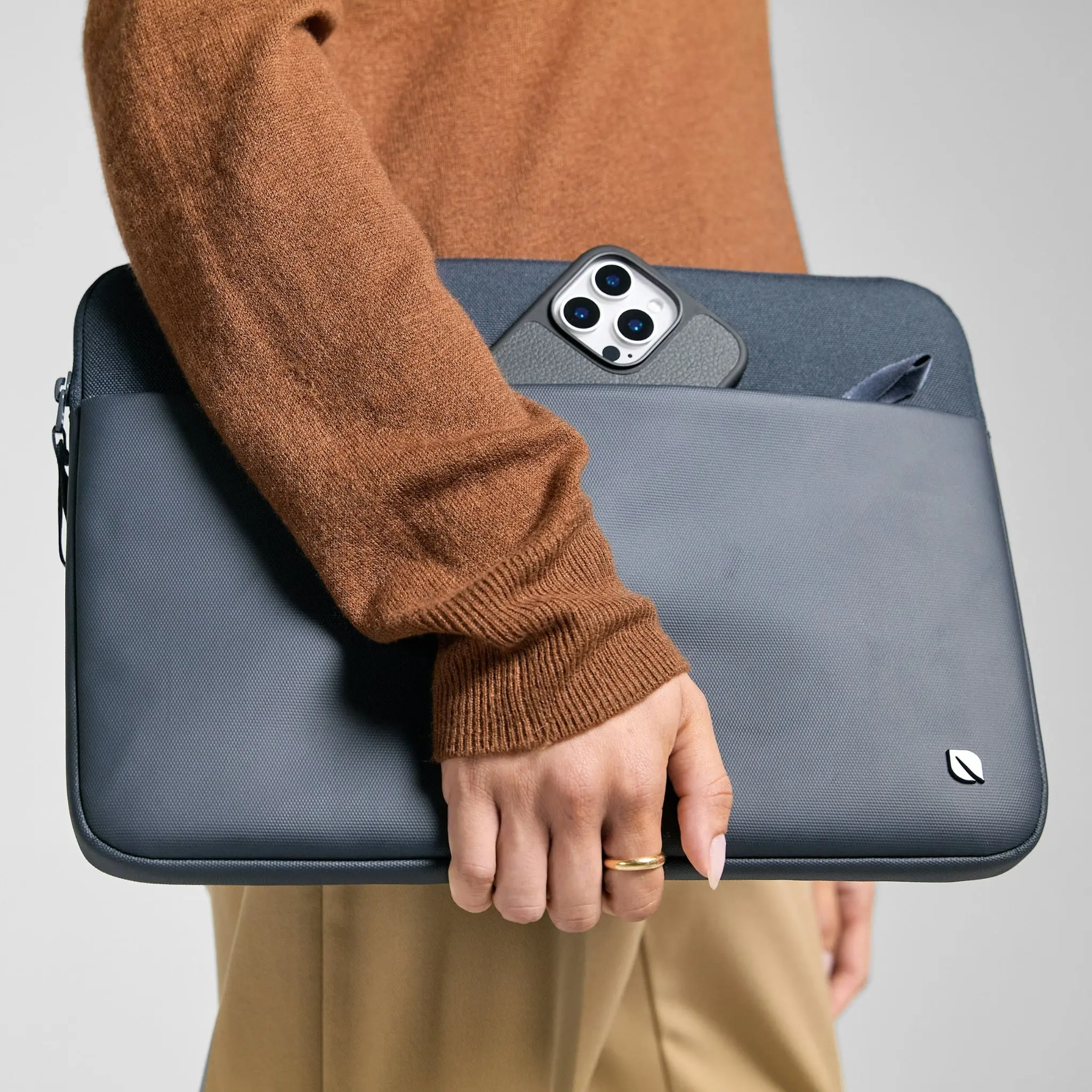 Incase A.R.C. Sleeve for 16-inch Laptop - Image 15