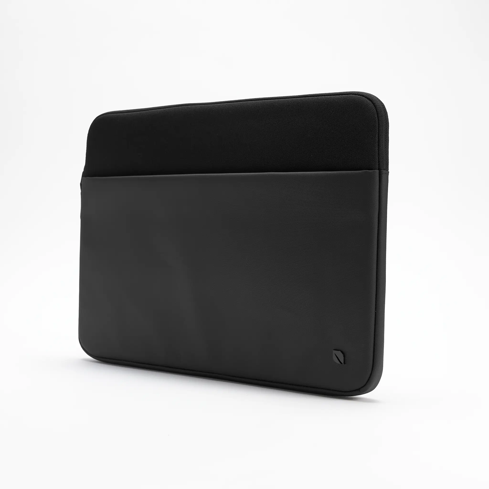 Incase A.R.C. Sleeve for 16-inch Laptop - Image 19