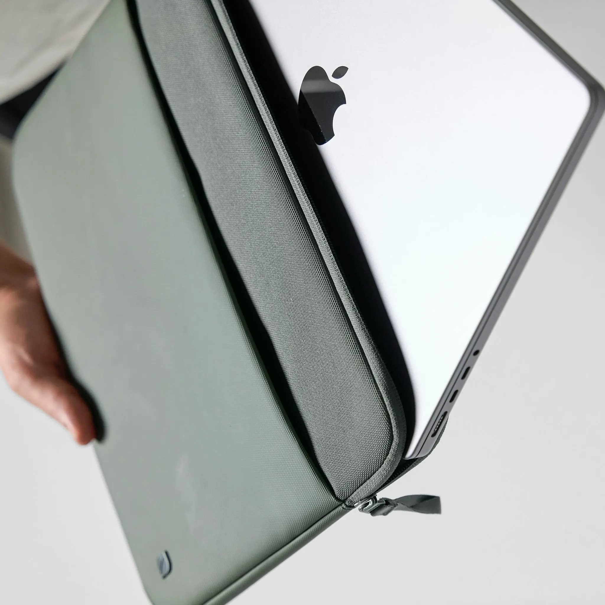 Incase A.R.C. Sleeve for 16-inch Laptop - Image 7