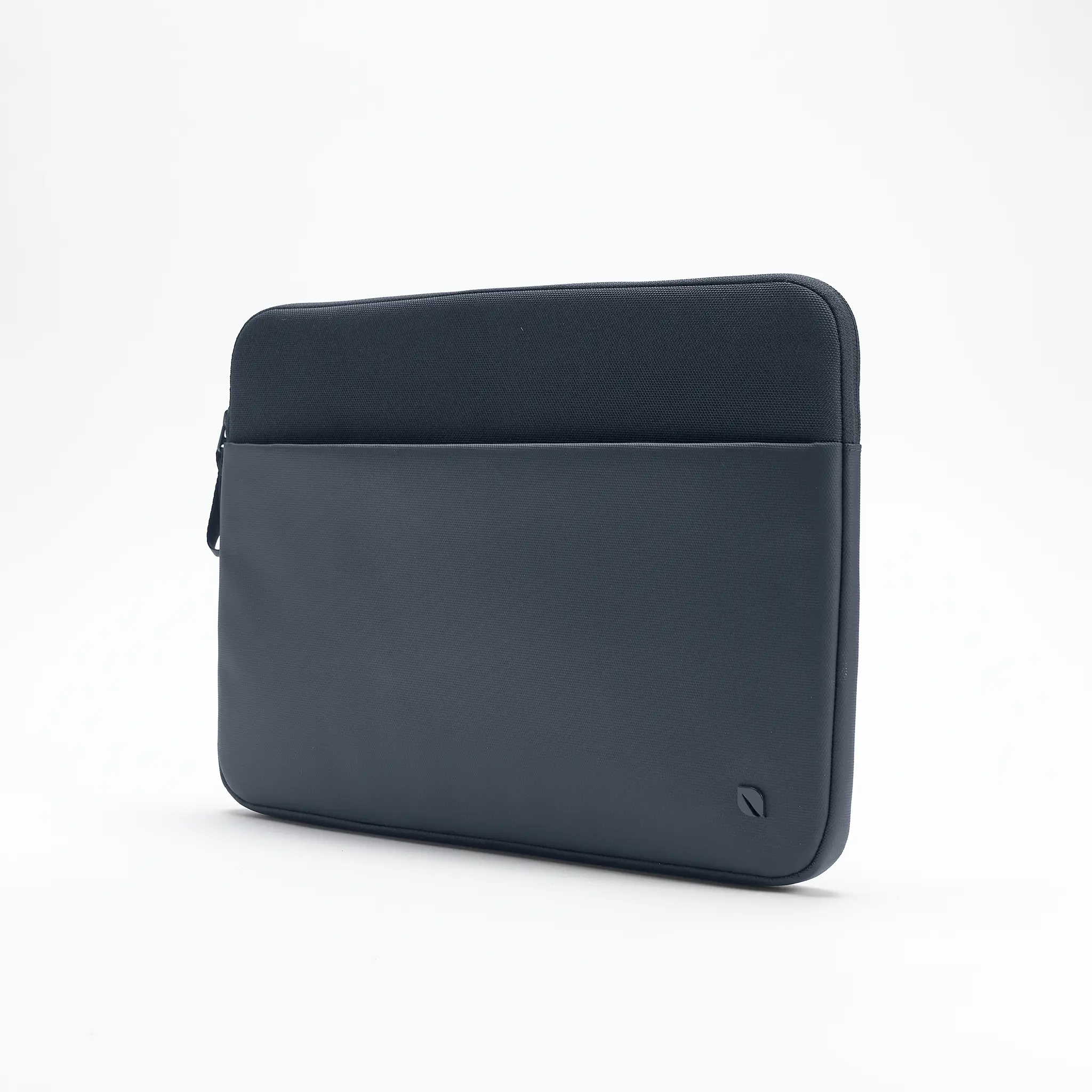 Incase A.R.C. Sleeve for 16-inch Laptop - Image 9