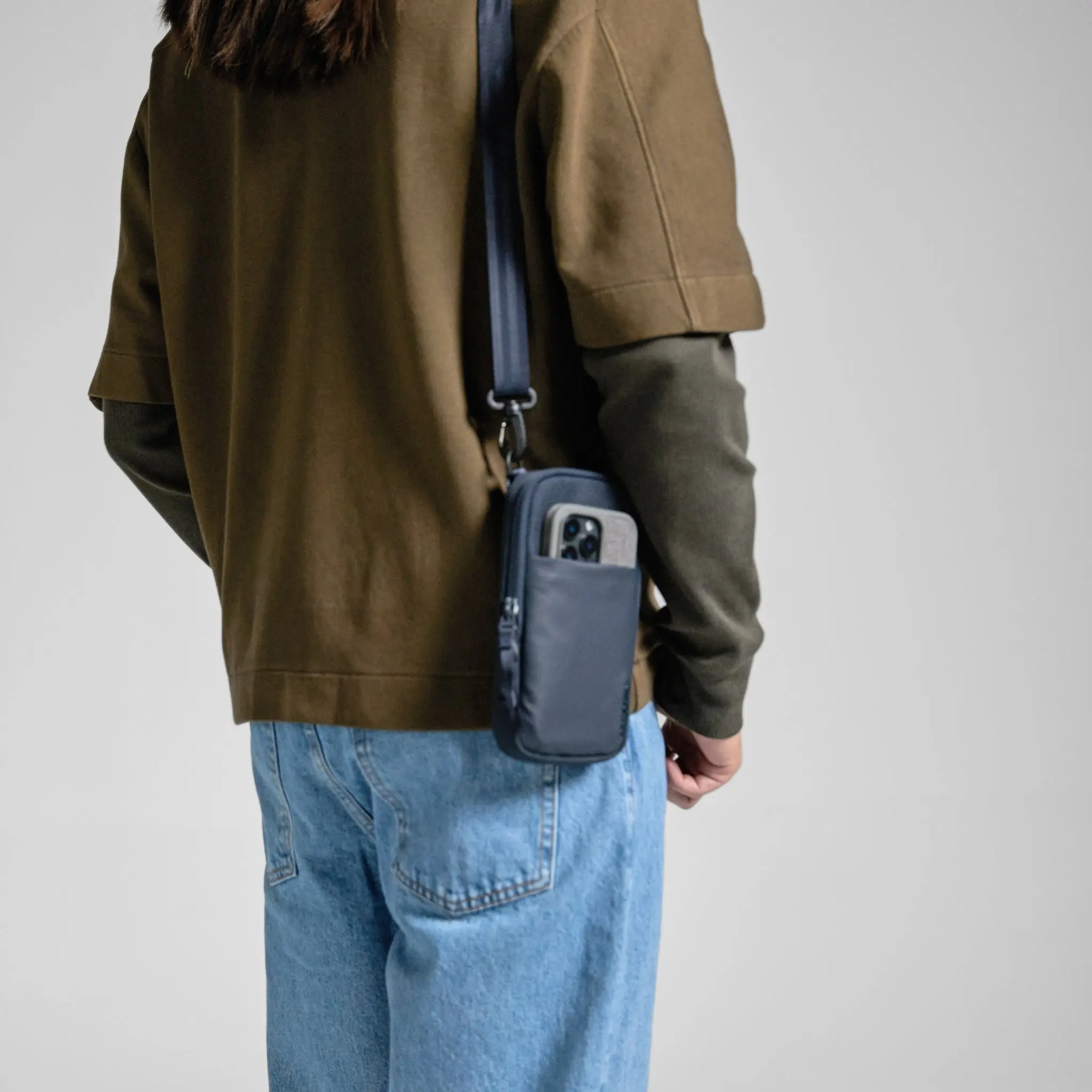 Incase A.R.C. Small Crossbody Bag - Image 9