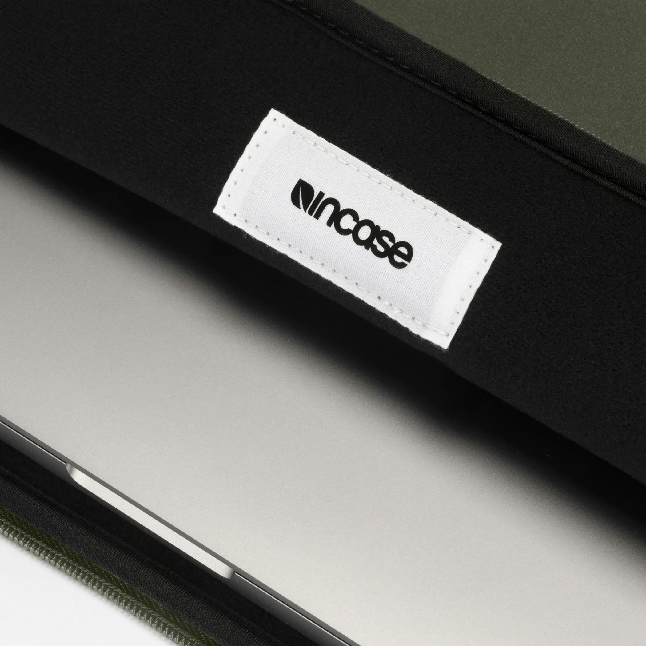 Incase Classic Universal Sleeve for 13-inch Laptop - Image 10