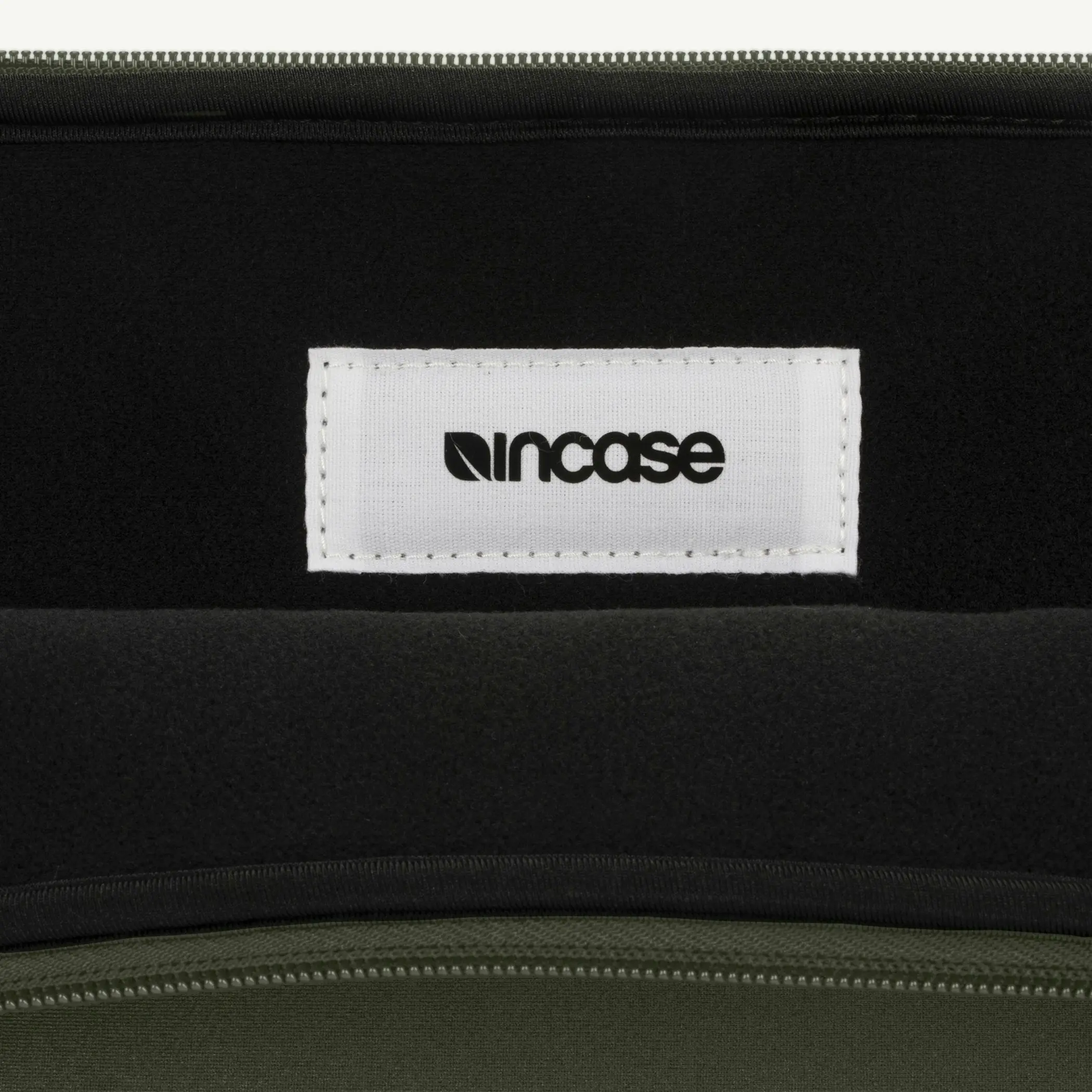 Incase Classic Universal Sleeve for 13-inch Laptop - Image 11