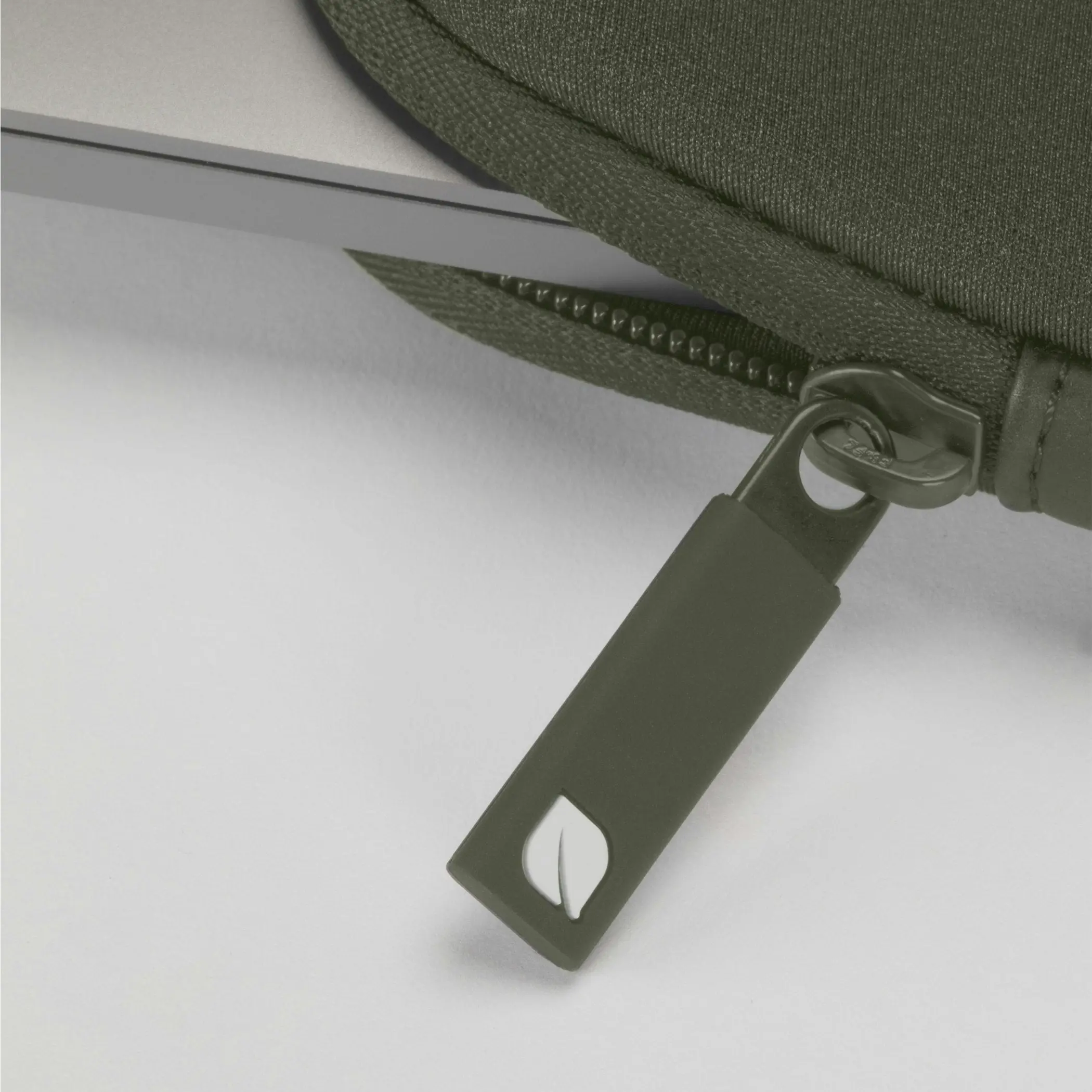 Incase Classic Universal Sleeve for 13-inch Laptop - Image 12