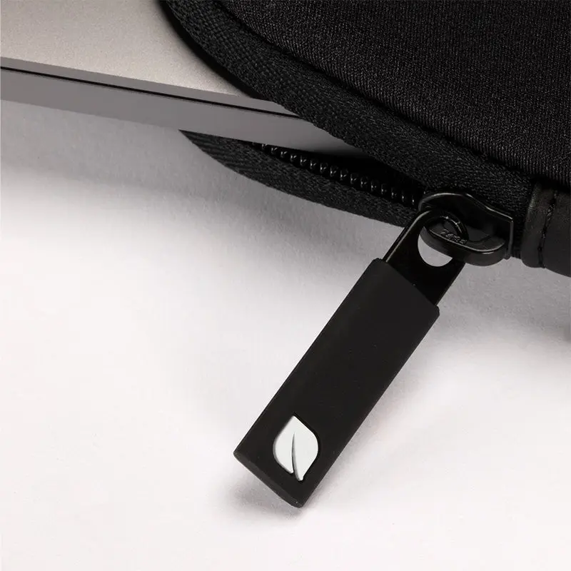Incase Classic Universal Sleeve for 13-inch Laptop - Image 25