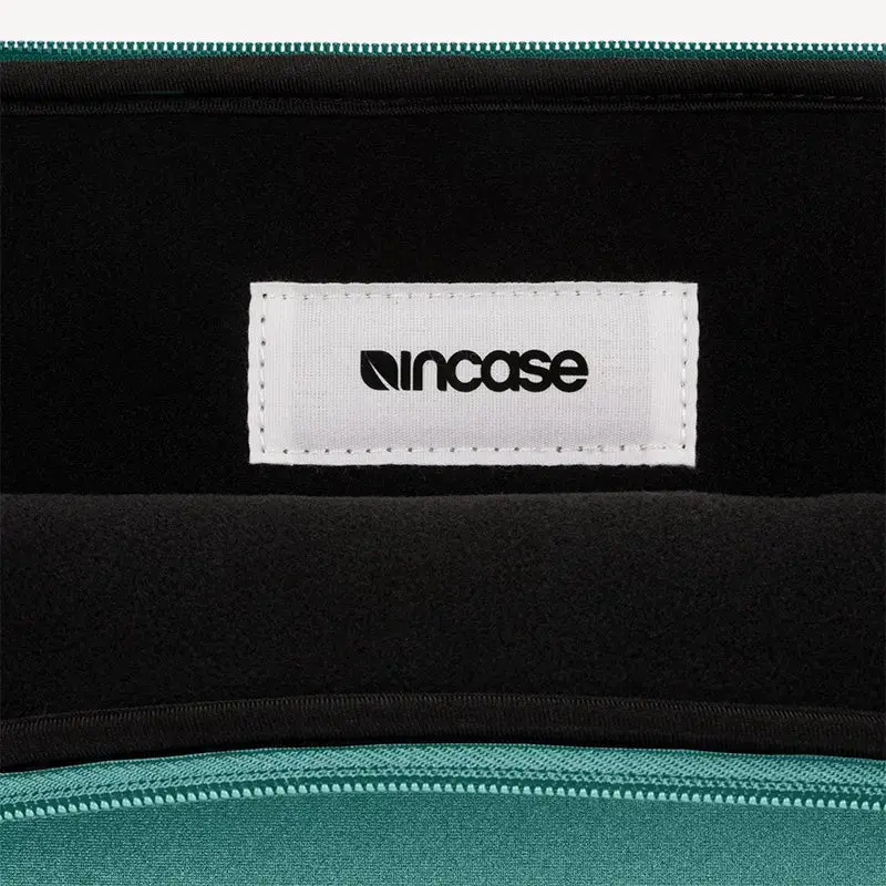 Incase Classic Universal Sleeve for 13-inch Laptop - Image 29