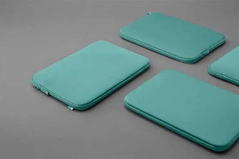 Incase Classic Universal Sleeve for 13-inch Laptop - Image 36