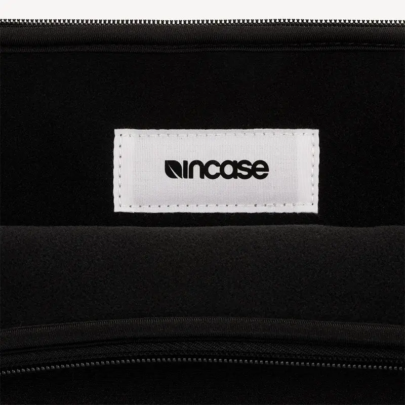 Incase Classic Universal Sleeve for 17-inch Laptop - Image 12