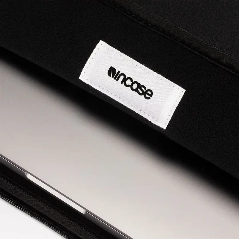 Incase Classic Universal Sleeve for 17-inch Laptop - Image 13