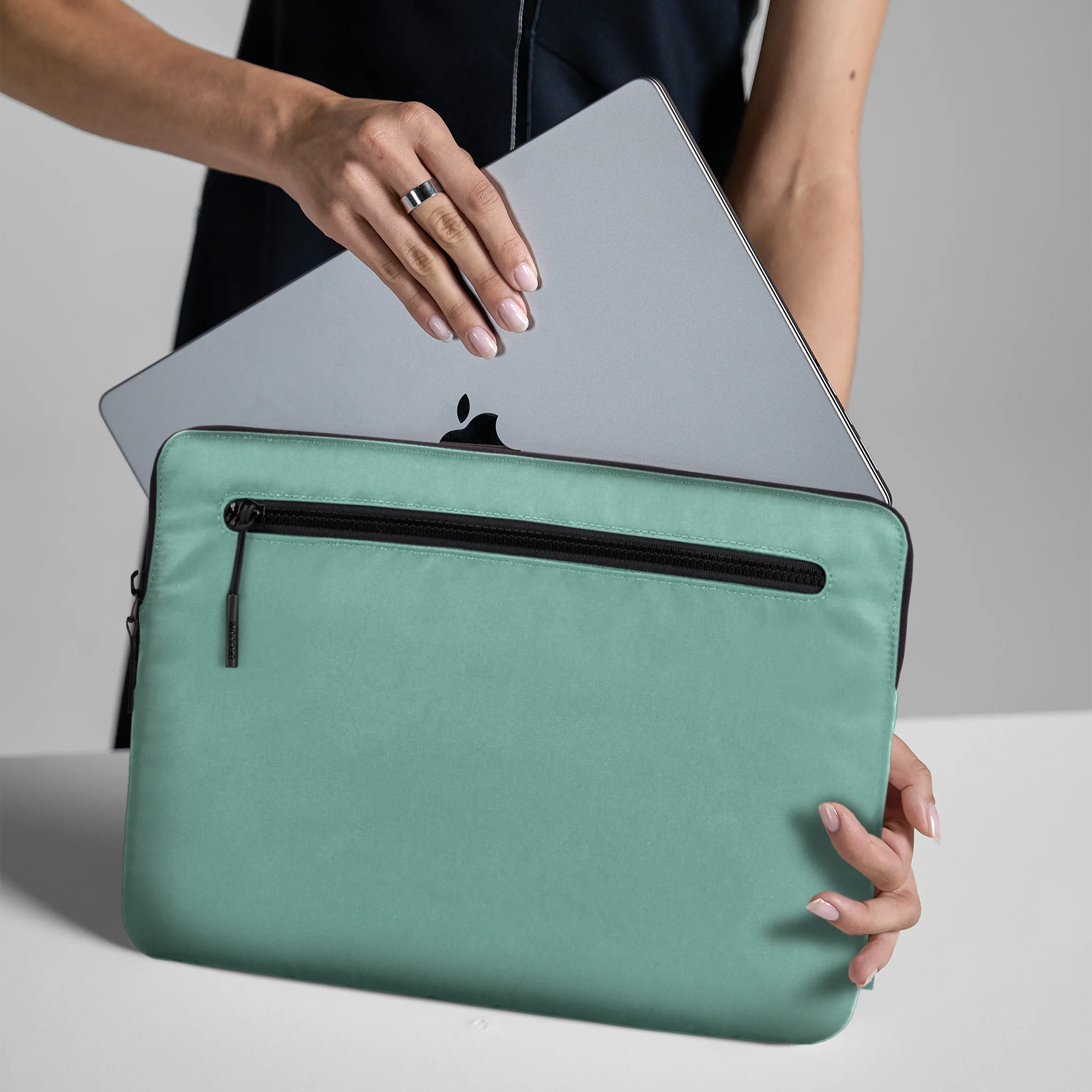 Incase Compact Sleeve for 13-inch Laptop - Image 40