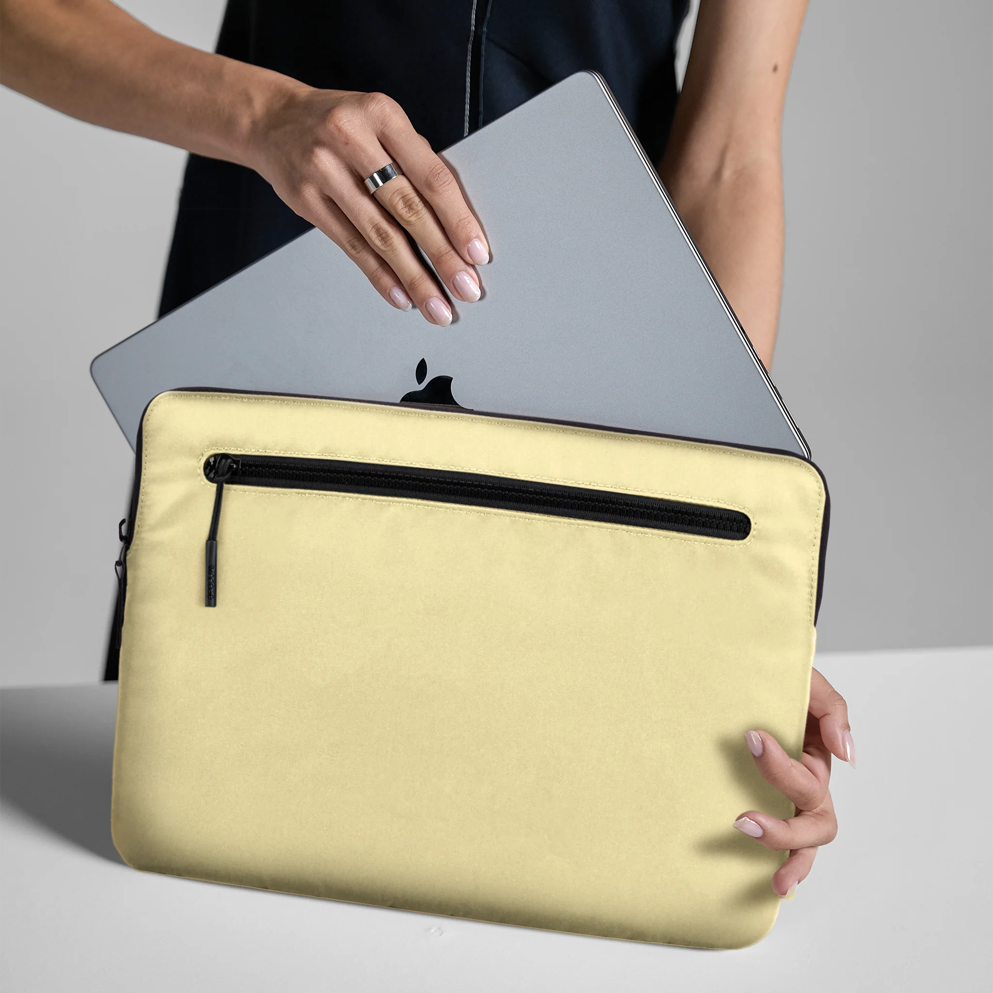 Incase Compact Sleeve for 13-inch Laptop - Image 48