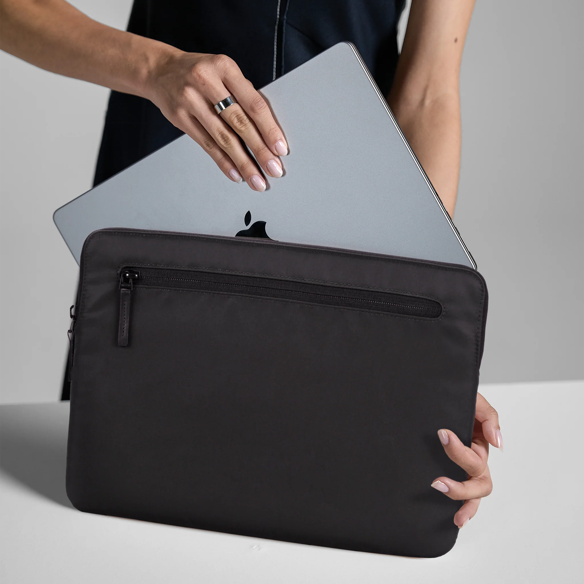 Incase Compact Sleeve for 13-inch Laptop - Image 7