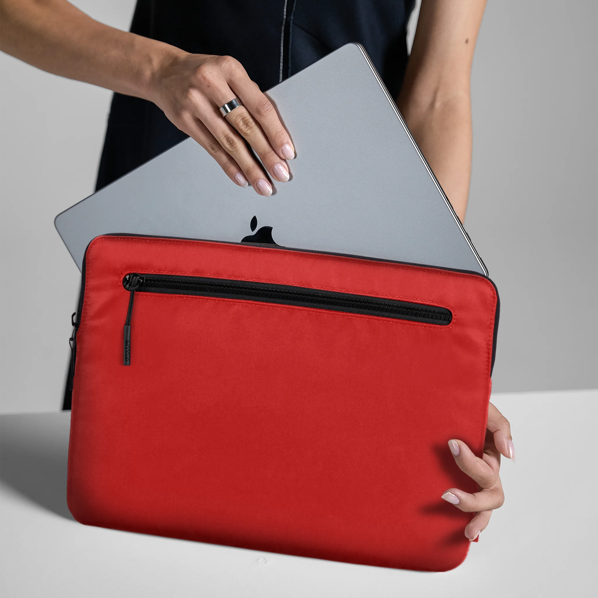 Incase Compact Sleeve for 13-inch Laptop - Image 91