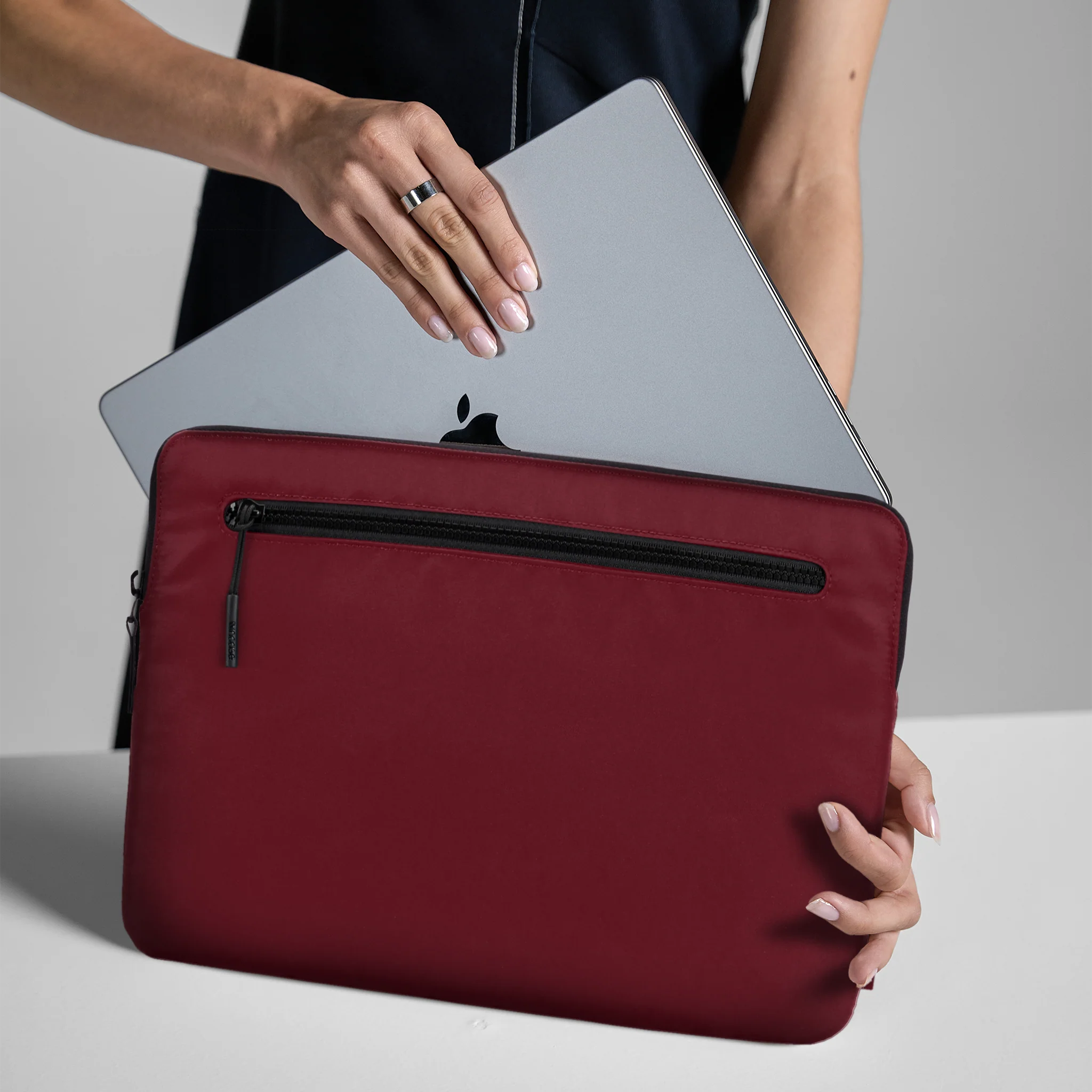 Incase Compact Sleeve 14-inch Laptop - Image 15