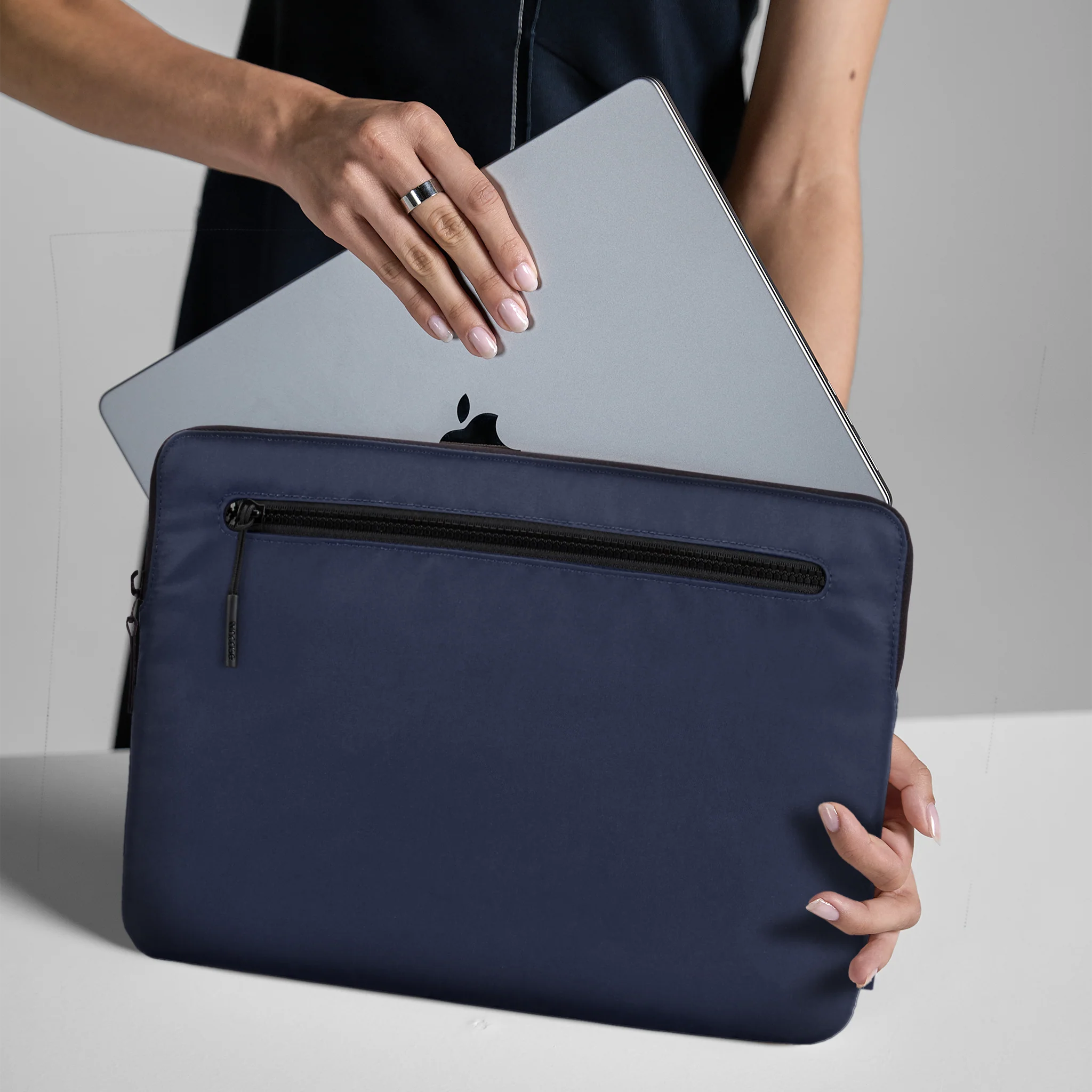 Incase Compact Sleeve 14-inch Laptop - Image 22