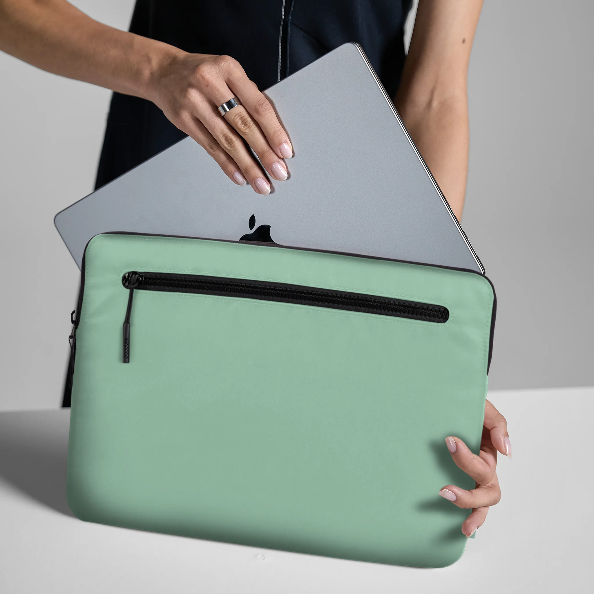 Incase Compact Sleeve 14-inch Laptop - Image 29