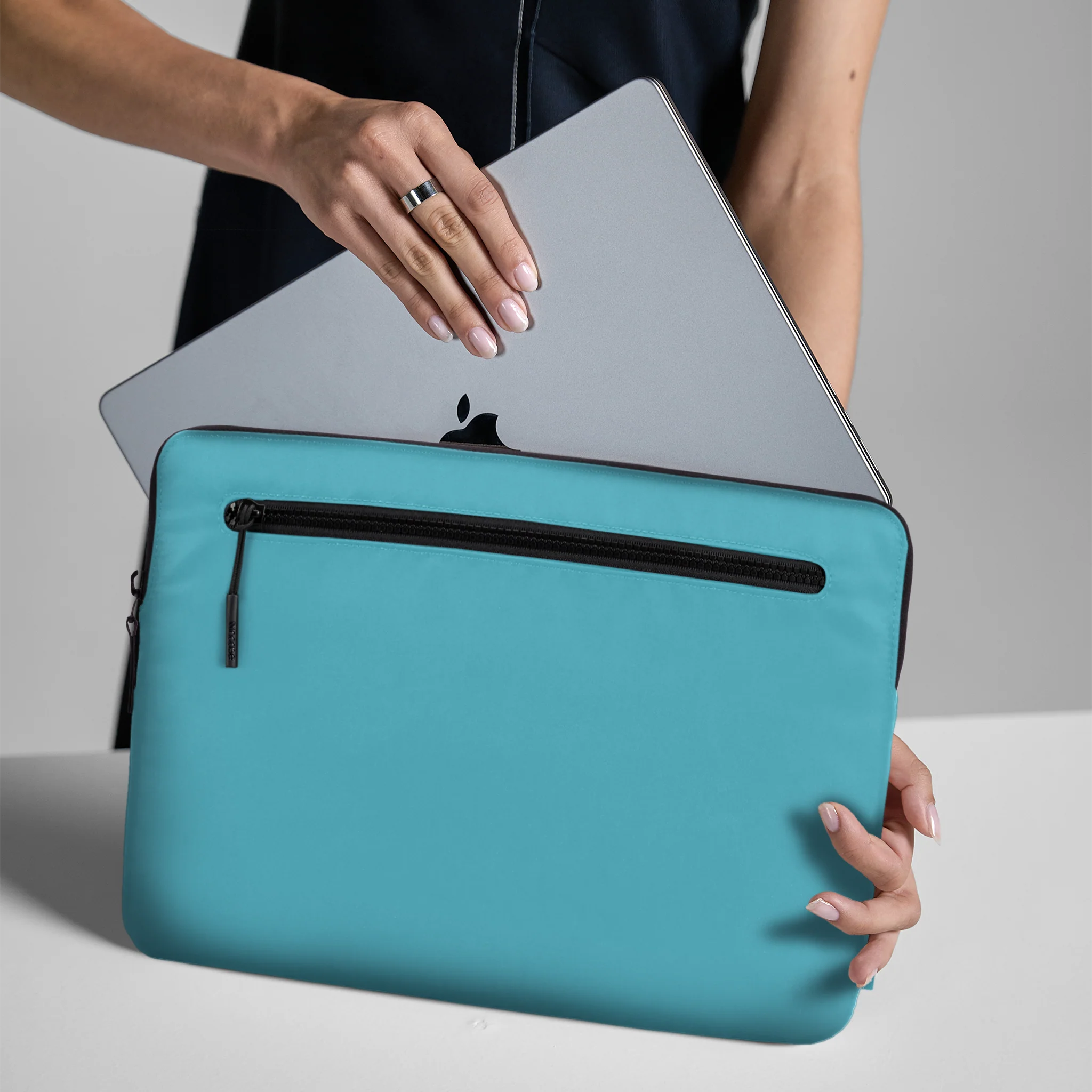 Incase Compact Sleeve 14-inch Laptop - Image 36