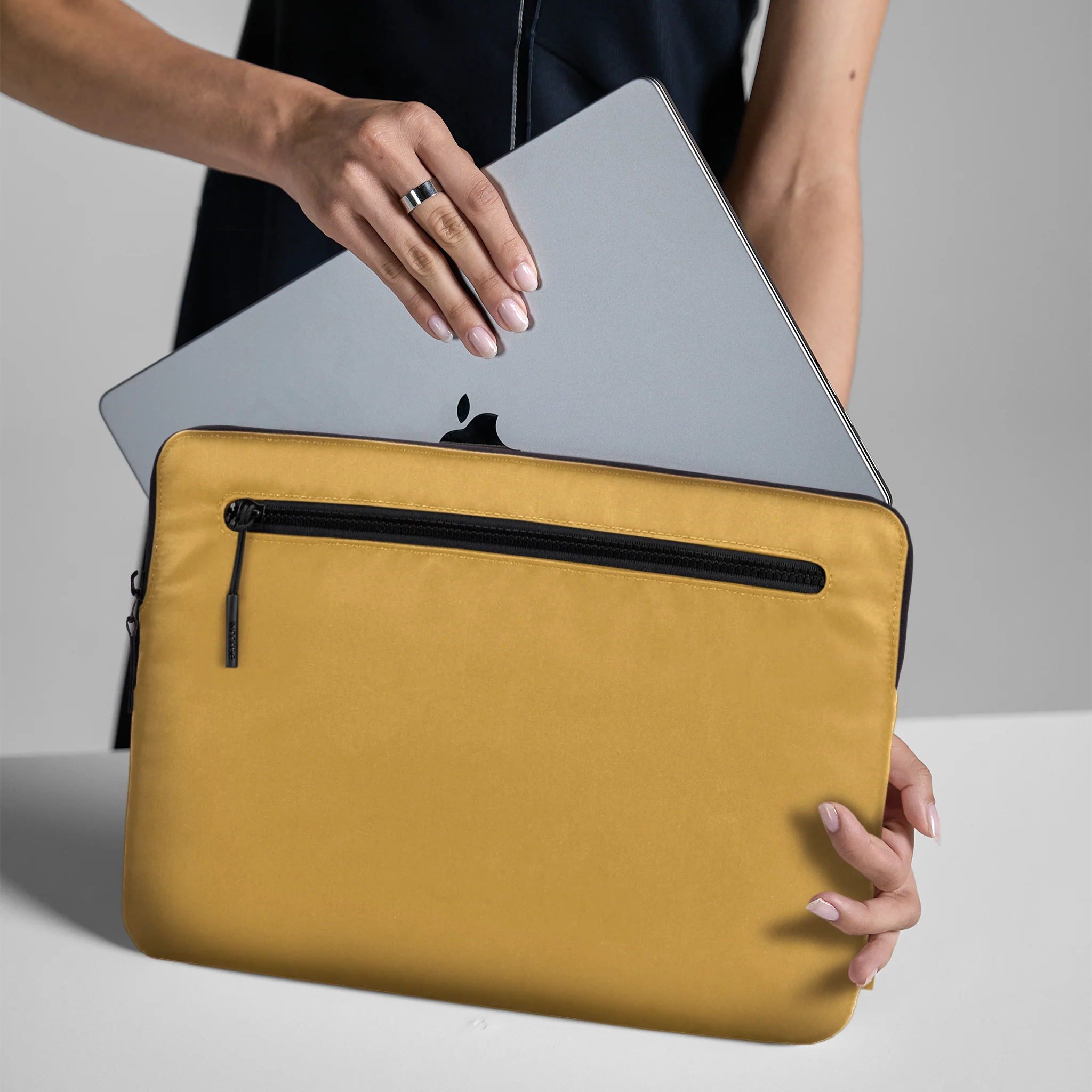 Incase Compact Sleeve 14-inch Laptop - Image 43