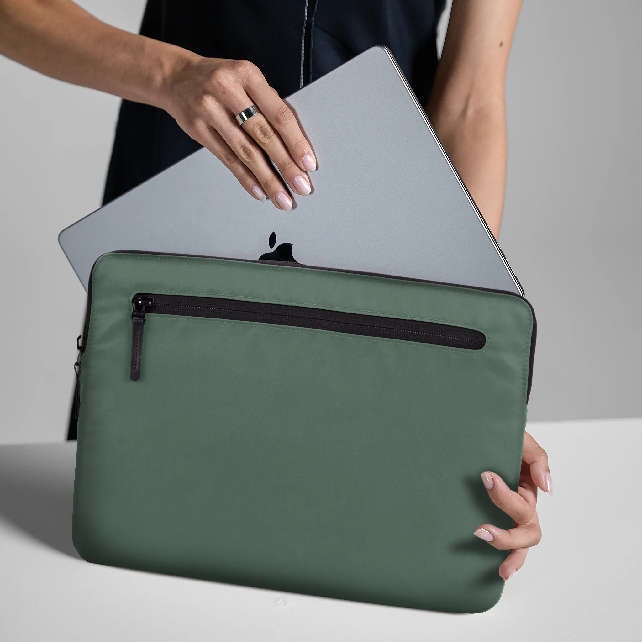 Incase Compact Sleeve 14-inch Laptop - Image 57