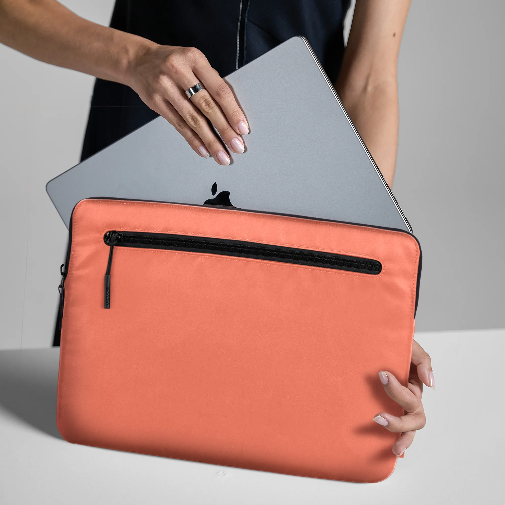 Incase Compact Sleeve 14-inch Laptop - Image 9