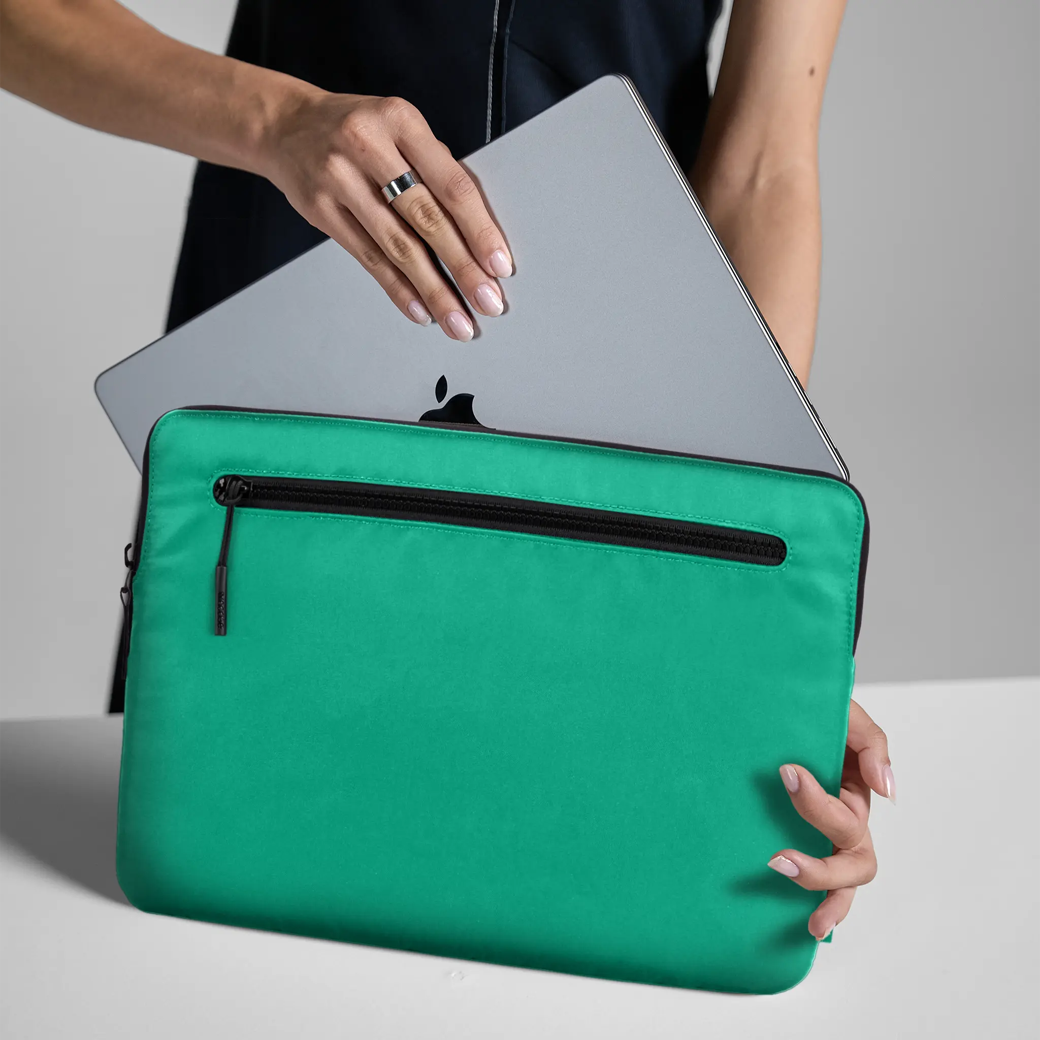 Incase Compact Sleeve for 16-inch Laptop - Image 41