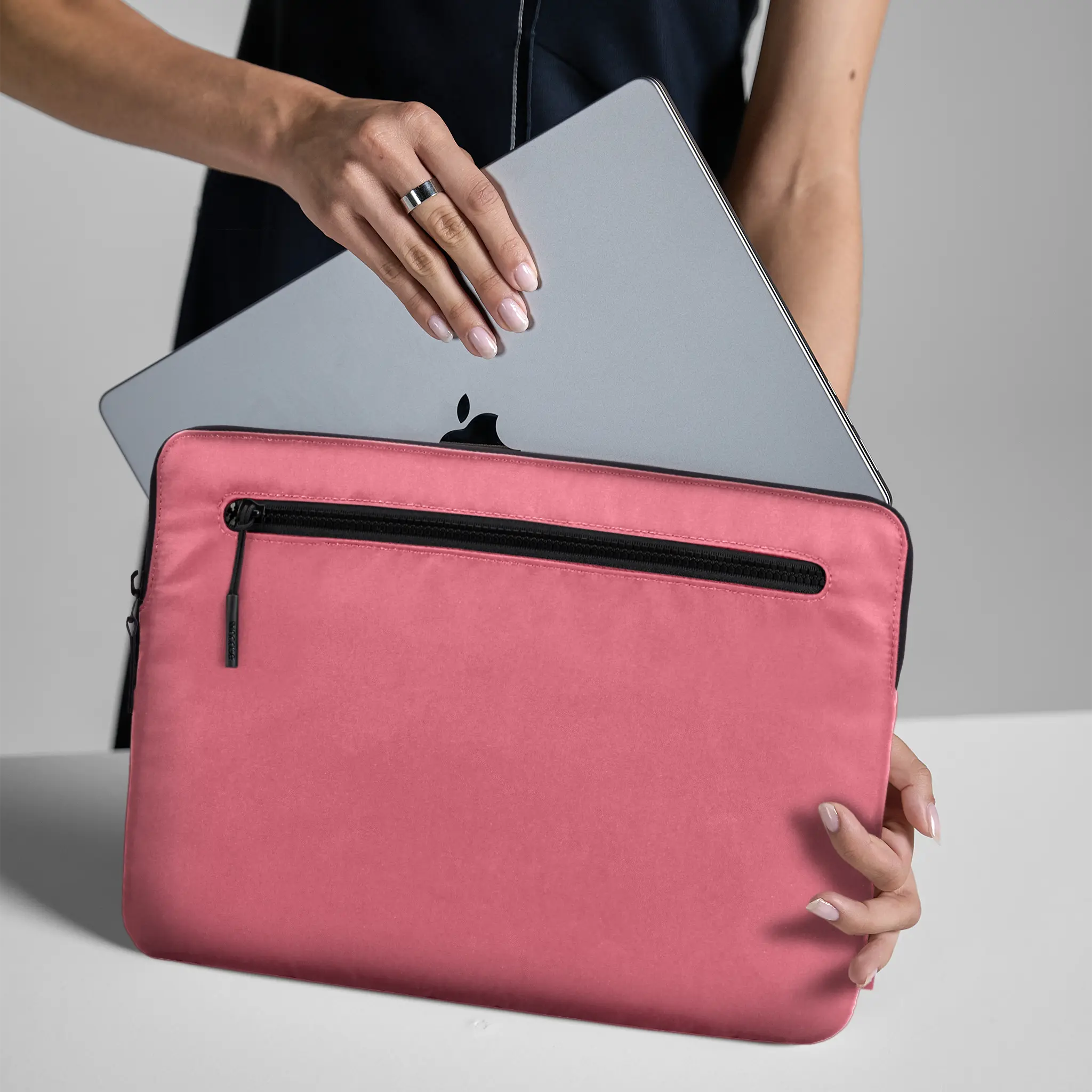Incase Compact Sleeve for 16-inch Laptop - Image 48