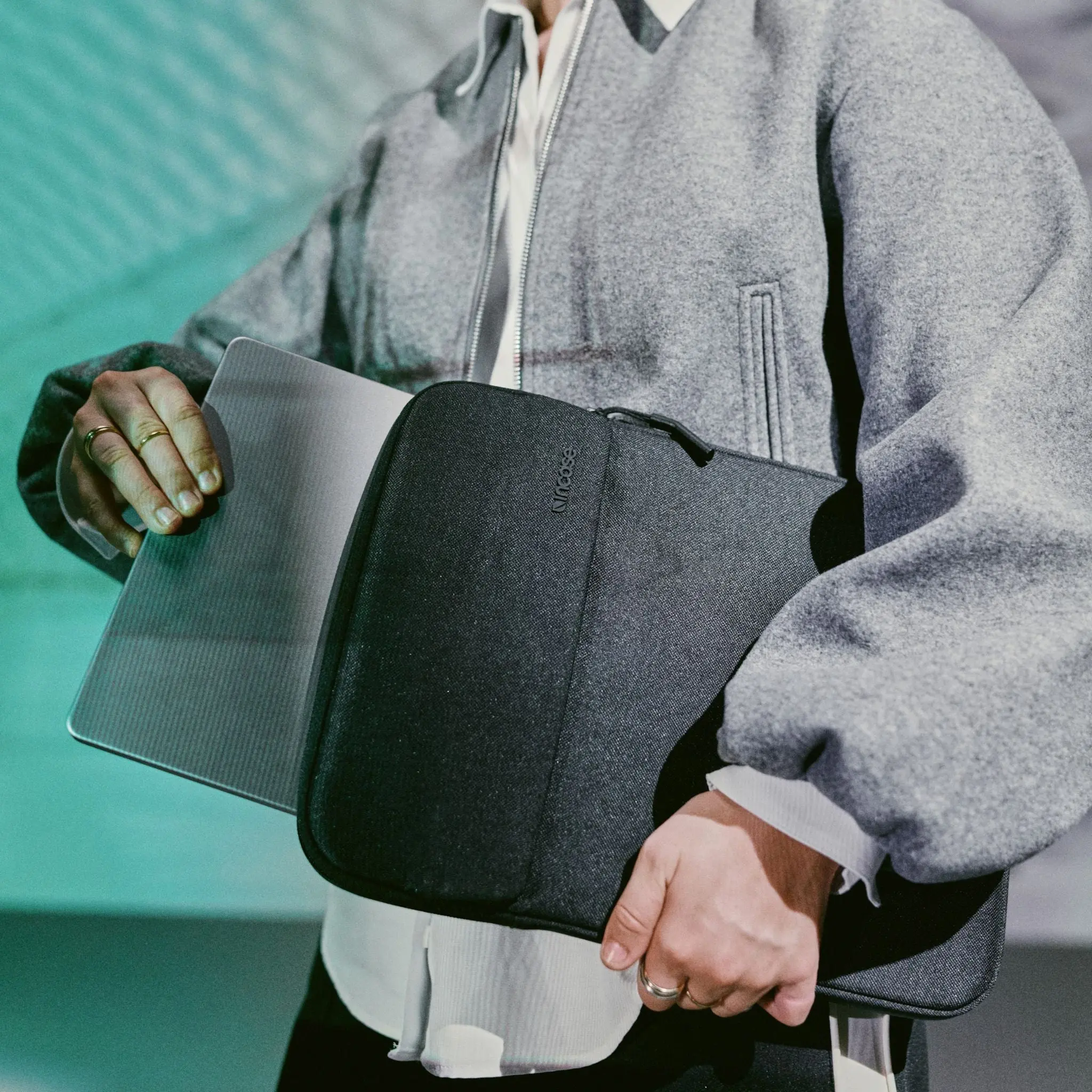 Incase Crosstown Sleeve for 14-inch Laptop - Image 11