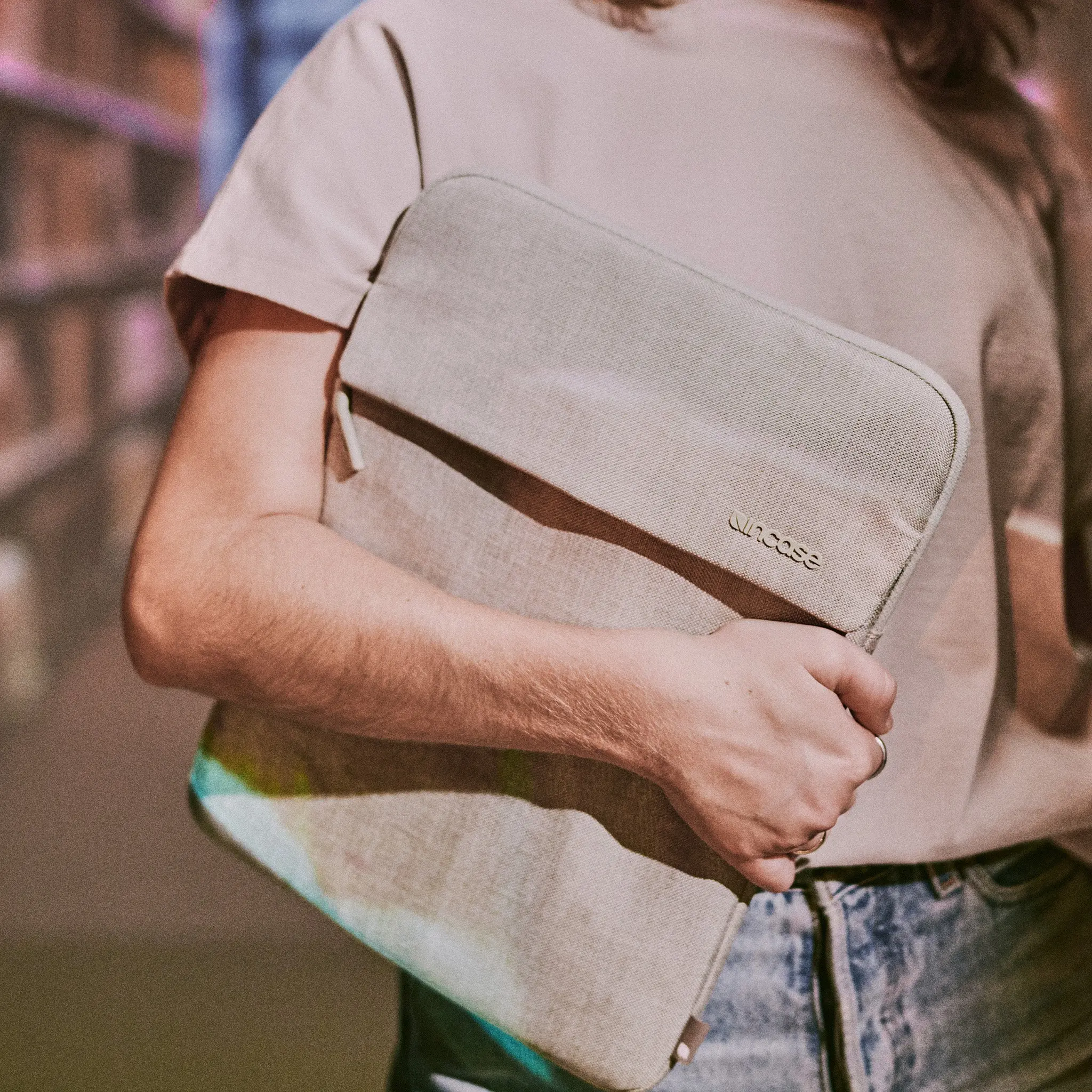 Incase Crosstown Sleeve for 16-inch Laptop - Image 10