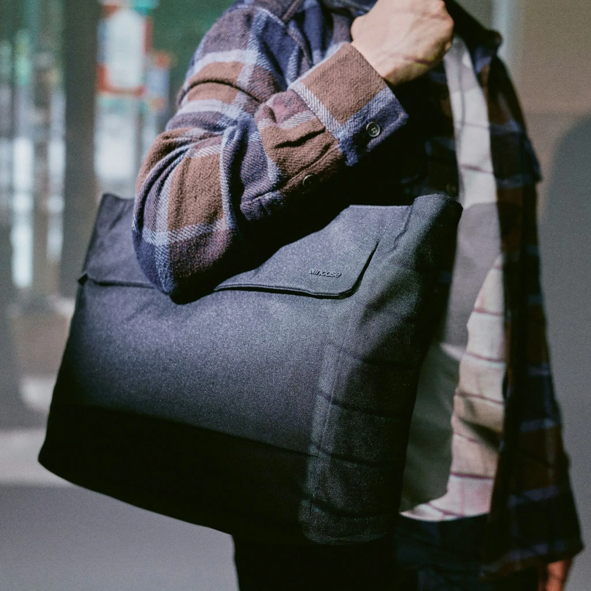 Incase Crosstown Tote with Woolenex - 25L - Image 12