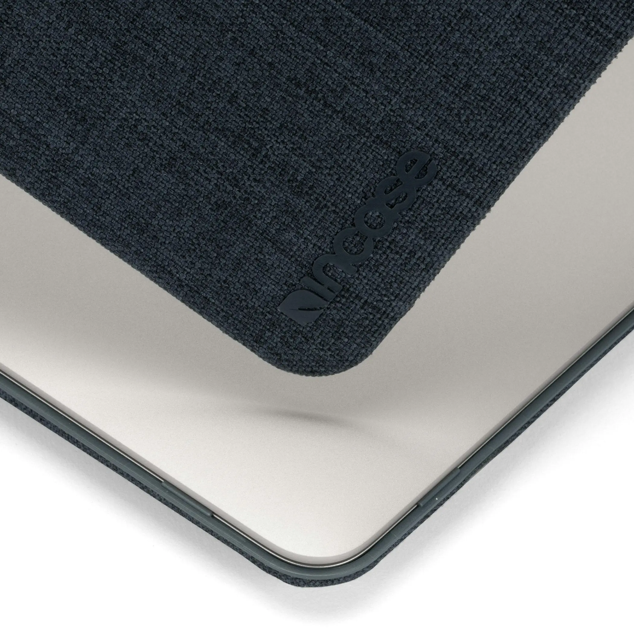 Incase Textured Hardshell with Woolenex for MacBook Pro 13" - Image 10